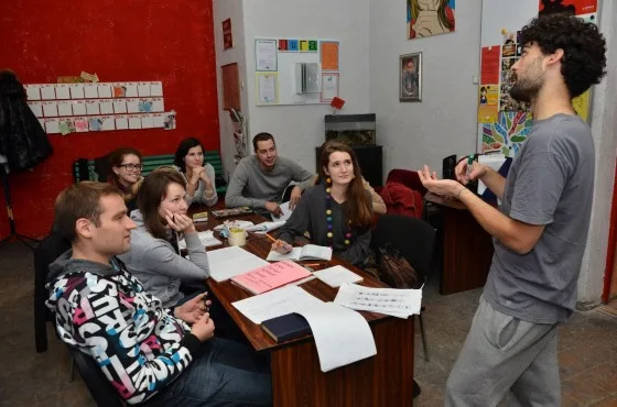 Преподаватель ведёт занятие языкового клуба