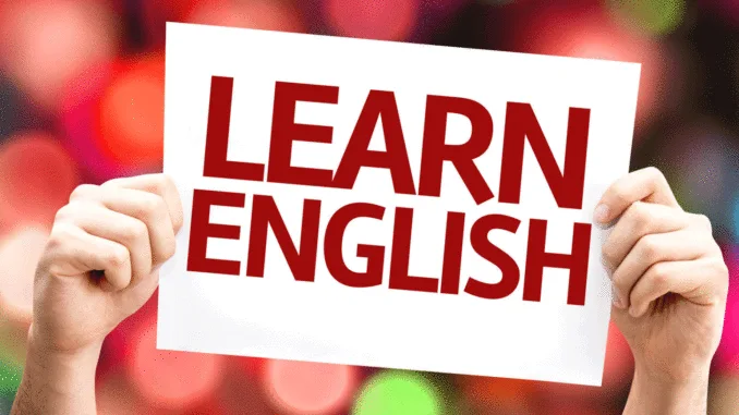 Табличка с надписью Learn English в руках