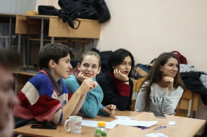 Участницы занятия за партами в аудитории